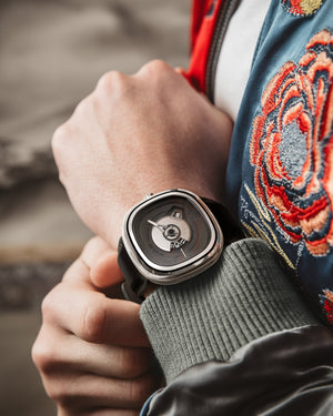 SEVENFRIDAY PE1/01 - The Independent CollectiveSEVENFRIDAY PE1/01 PE1/01